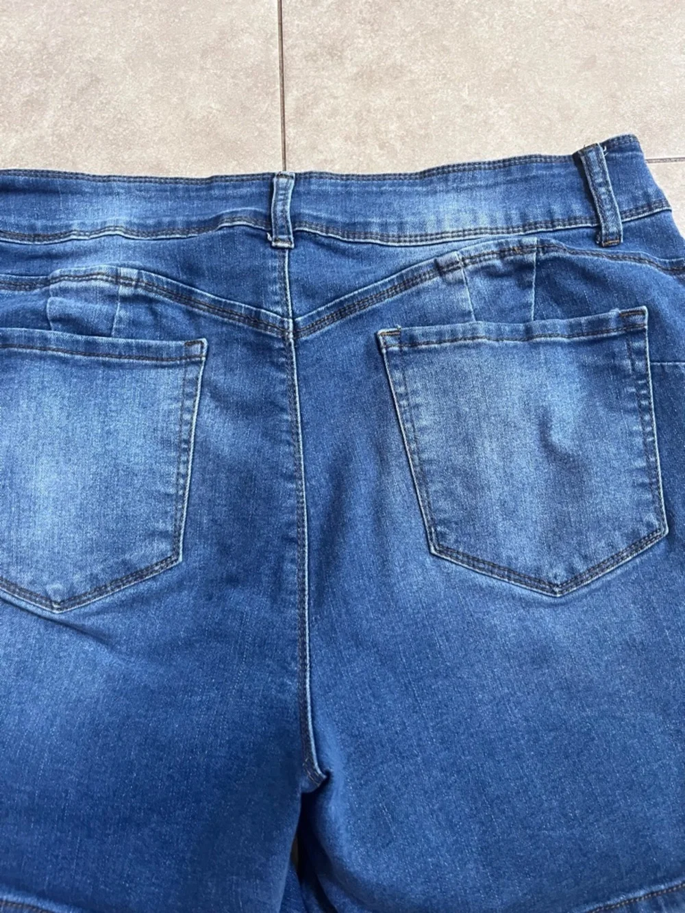 Honey & Bristle Blue Denim Stretchy shorts size 18